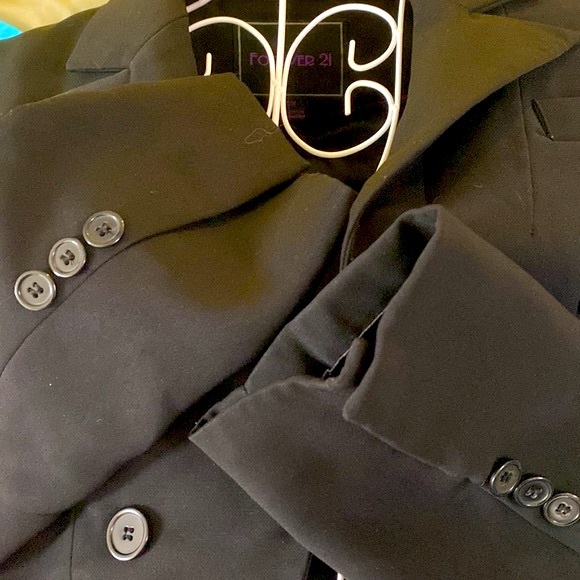 Forever 21 short black tuxedo style jacket - Picture 4 of 7